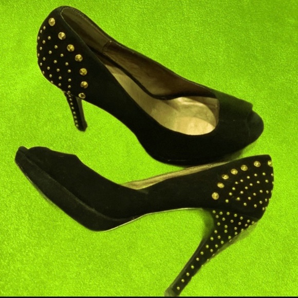 Black & Sexy Riveted Peep Toe Pumps - Picture 3 of 16
